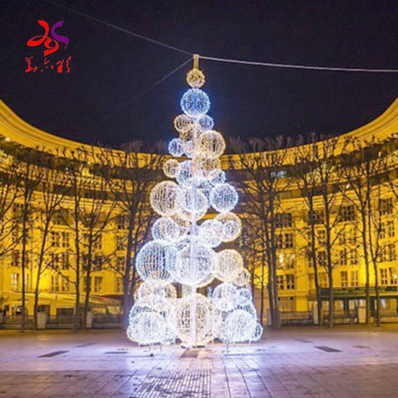 Although this tree retains the shape of a tree, but it is not the ordinary branches and trunk, it is made of iron frame spiral type and then add LED light strings composition.