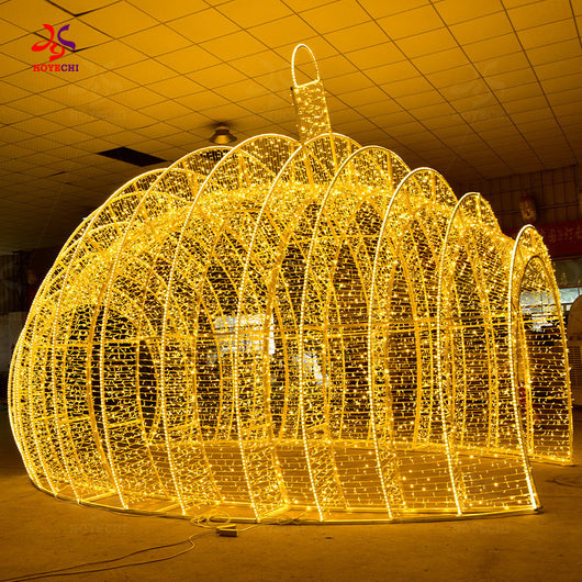 Side view of HOYECHI outdoor LED Christmas ball arch giant walk-through ornament arch for commercial Christmas decoration projects

中文说明：