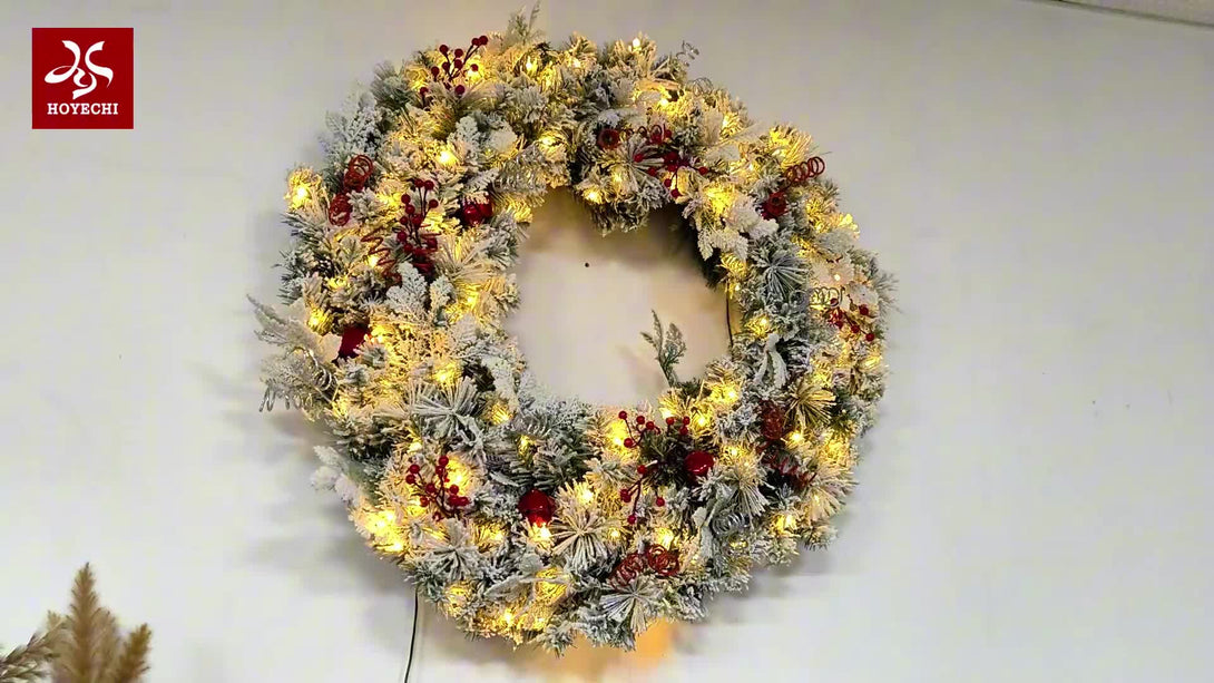 Couronne floquée HOYECHI HYC704-36 avec touches rouges et lumières d'apparence chaude sur un mur clair